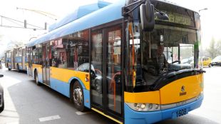 Кола и тролейбус са се сблъскали в София