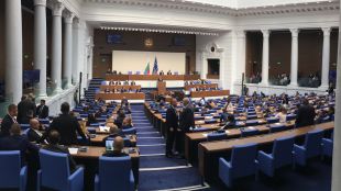Депутатите гласуват увеличението на заплатите на военните