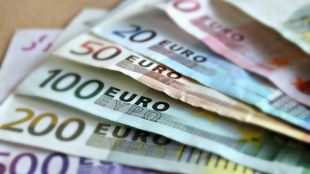 Минималната работна заплата в Гърция ще бъде над 800 евро