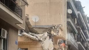 Един загинал и трима ранени при срутване на сграда в Пирея