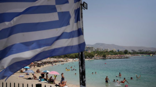 Забраняват чадъри и шезлонги на 198 плажа в Гърция, Халкидики не е сред тях