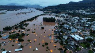 Мащабни наводнения взеха над 90 жертви в Бразилия