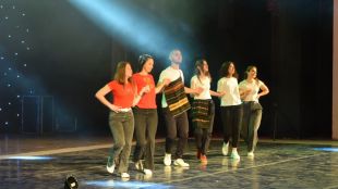 Абитуриентите от Математическата гимназия със спектакъл в Летния театър в Бургас