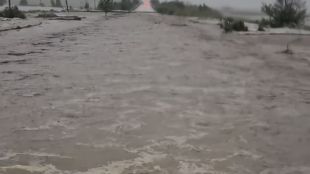 Свлечена кална маса затрупа път в Търновско