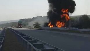 Тир се запали и блокира движението по Е79 в Монтанско
