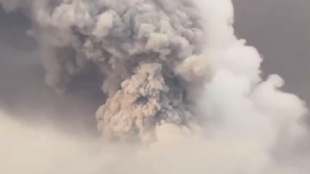 Стотици евакуирани след множество изригвания на вулкан в Индонезия (ВИДЕО)
