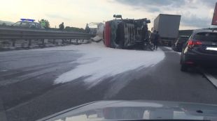 Камион с брашно се обърна в насрещното платно на магистрала "Тракия"